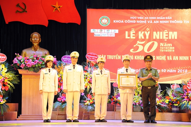 Thiếu tướng Lê Minh Hùng trao tằng khen của Thủ tướng Chỉnh phủ cho tập thể khoa CN&amp;ANTT.