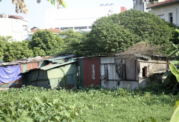 Dãy nhà tôn nhô ra phía lòng hồ Ngòi Cầu Trại