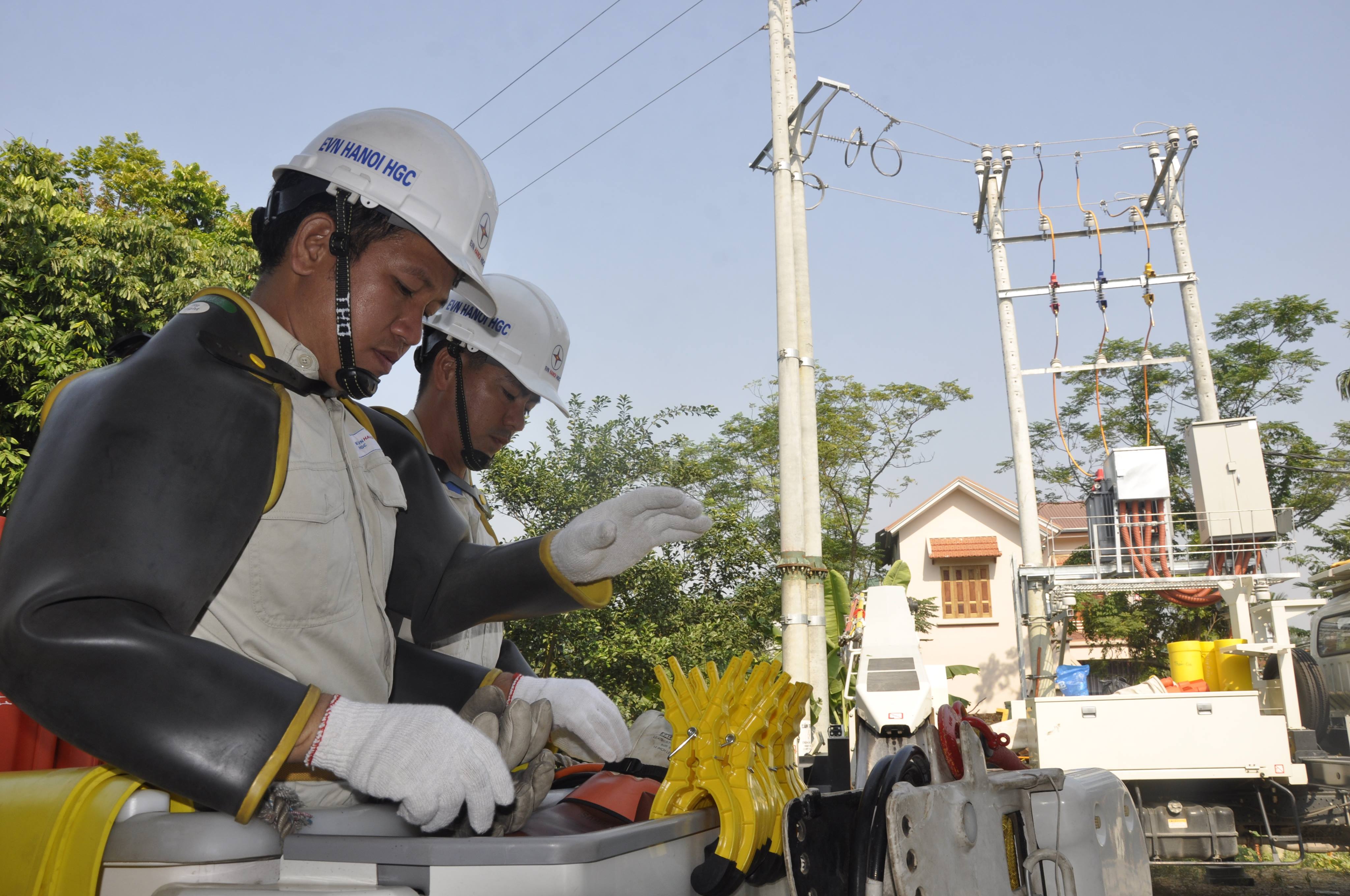 Ngỡ ngàng với phương pháp sửa chữa điện hiện đại của EVN HANOI