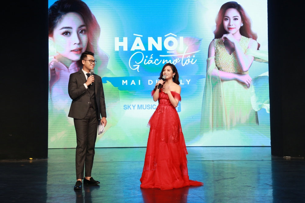 Mai Diệu Ly và MC Đức Bảo giao lưu cùng khán giả trong buổi ra mắt album tại Hà Nội