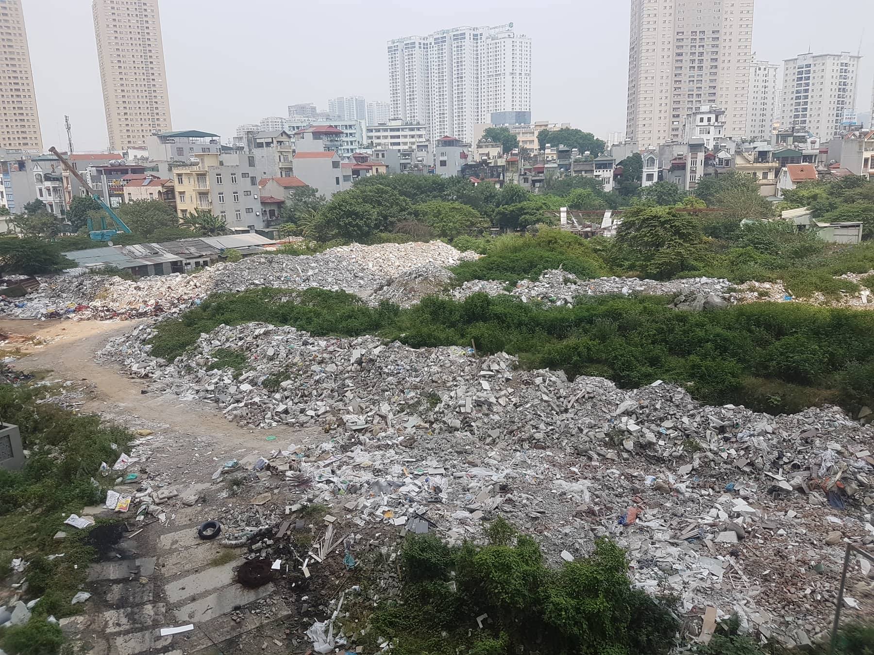 Núi rác thải xuất hiện gần khu dân cư hành hạ người dân tại phường Trung Văn