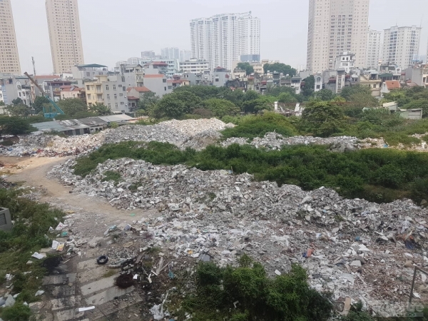 Núi rác thải xuất hiện ngay gần khu dân cư khiến người dân bức xúc.