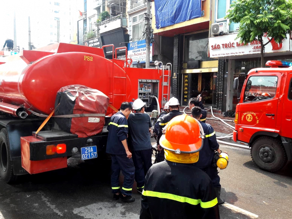 Cảnh sát PCCC Hà Nội nhanh chóng tới hiện trường dập lửa