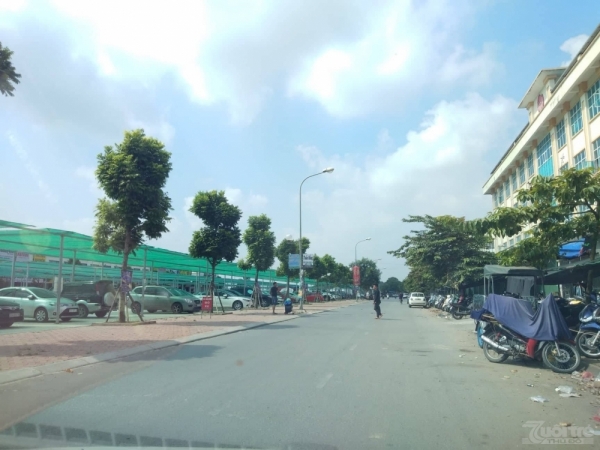 Bãi trông giữ xe ngay sát chợ Sơn Long, chợ Phú Điền và rất nhiều ki ốt bán quần áo xung quanh nên nếu xảy ra cháy nổ thì hậu quả sẽ cực kỳ nghiêm trọng.