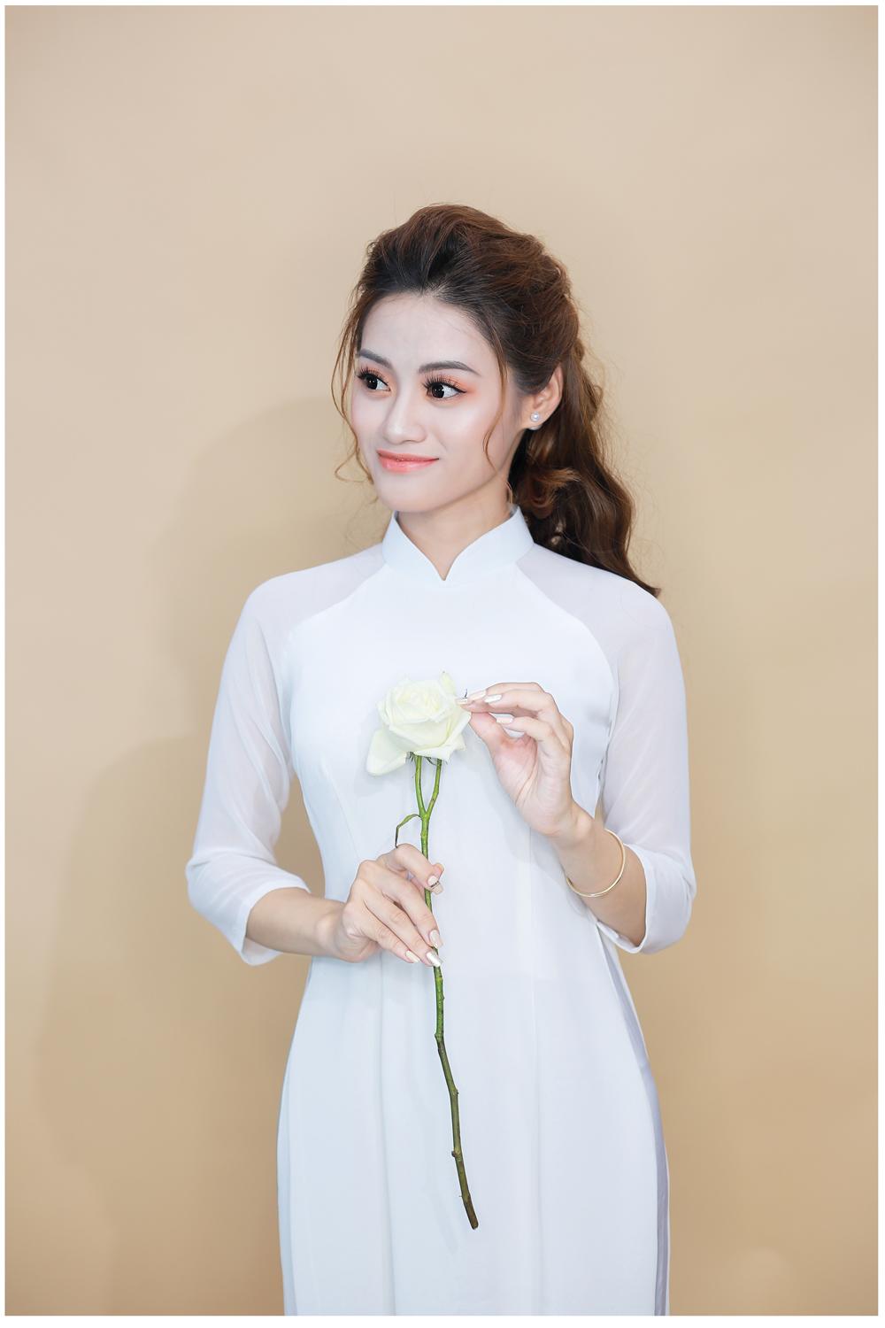 Phương Anh ấn tượng nữ tính trong trang phục áo dài màu trắng