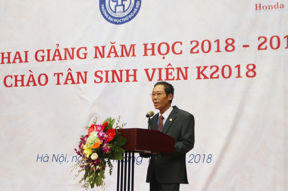 PGS. TS Bùi Văn Quân, Bí thư Đảng ủy, Hiệu trưởng trường Đại học Thủ đô Hà Nội đọc diễn văn khai giảng năm học mới