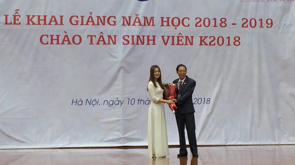 Bạn Hoàng Linh Trang, sinh viên lớp Logistic D2018A khoa Kinh tế Đô thị đại diện cho sinh viên toàn trường tặng hoa thầy Hiệu trưởng