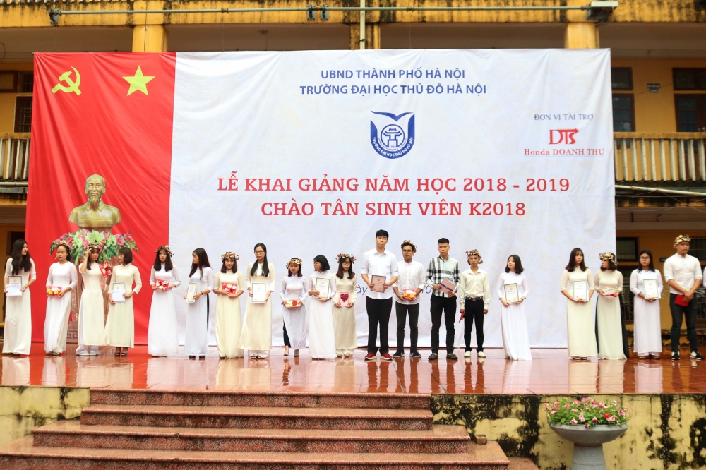 12 thủ khoa tốt nghiệp năm học 2017 - 2018 cùng 11 thủ khoa đầu vào năm học 2018 - 2019 của trường Đại học Thủ đô Hà Nội tại Lễ khai giảng năm học mới