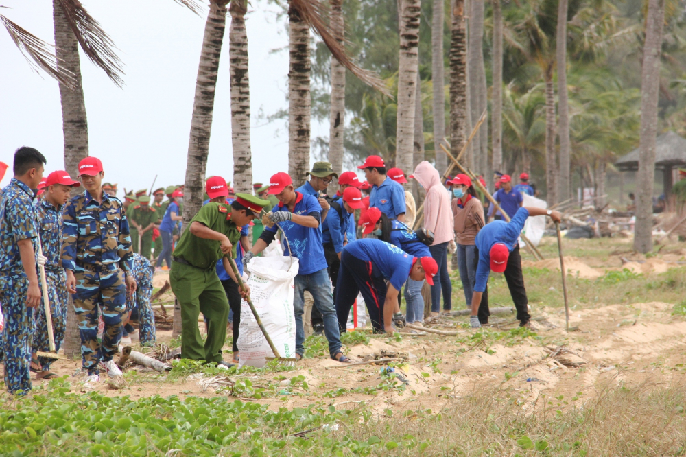 Đông đảo đoàn viên, thanh niên tham gia dọn biển