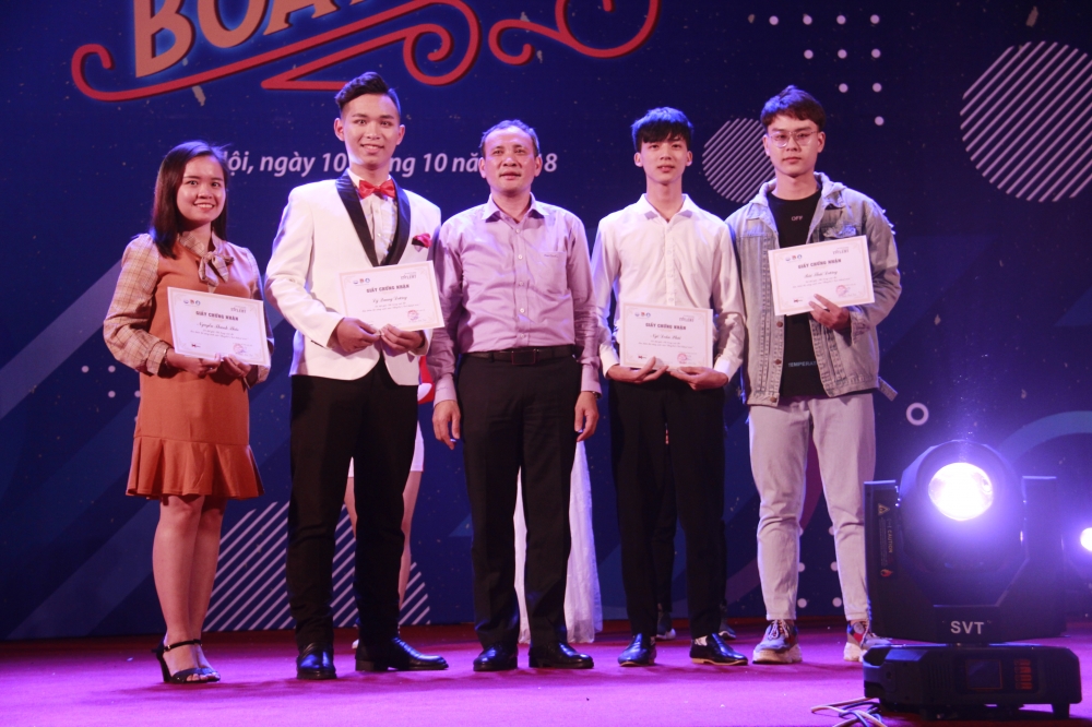 Ban tổ chức trao giải đến các bạn trẻ.