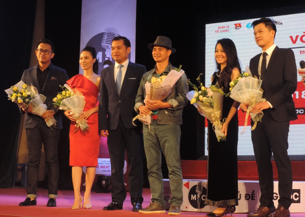 Anh Trần Phúc Lộc, Phó Chủ tịch Hội LHTN Việt Nam thành phố Hà Nội, Phó Giám đốc Cung Thanh niên tặng hoa các Huấn luyện viên và khách mời