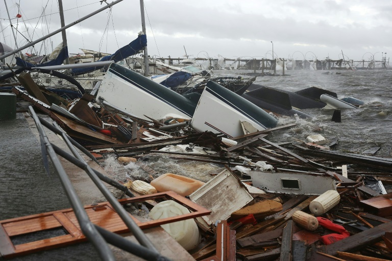 Một bến tàu ở bang Florida bị phá hủy (Ảnh: AFP)