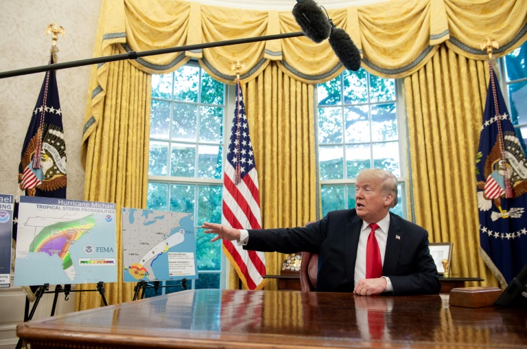 Tổng thống Mỹ Donald Trump trong cuộc họp với các quan chức bàn bạc về cách ứng phó với bão Michael (Ảnh: AFP)