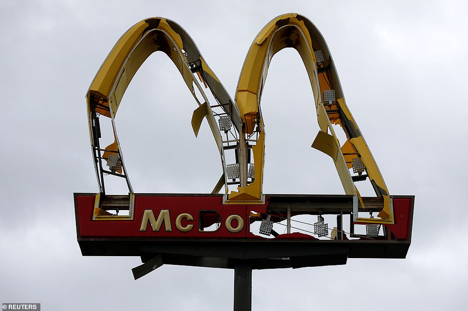 Tấm biển hiệu của công ty McDonald's bị hư hại sau bão (Ảnh: Reuters)