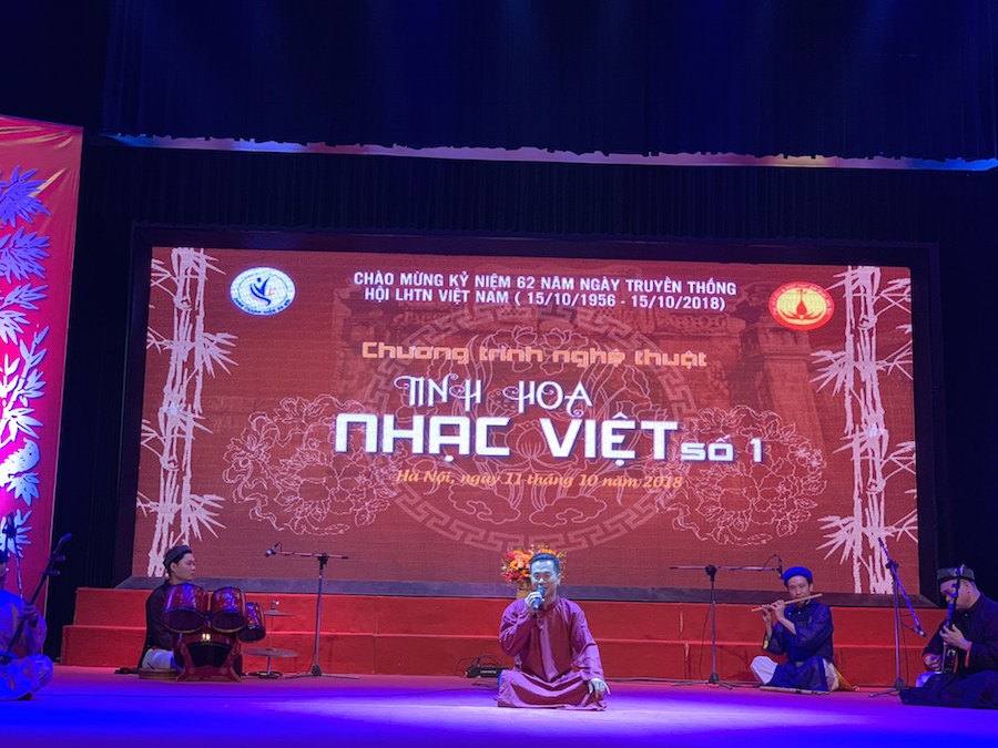 Nghệ sỹ Văn Phương thể hiện điệu Hát Xẩm