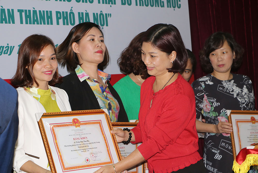 Bà Trần Thu Hằng, Ủy viên Ban Thường vụ Trung ương Hội, Trưởng ban Truyền thông và Phát triển nguồn lực Hội Chữ thập đỏ Việt Nam tặng bằng khen cho đại diện các tập thể, cá nhân xuất sắc