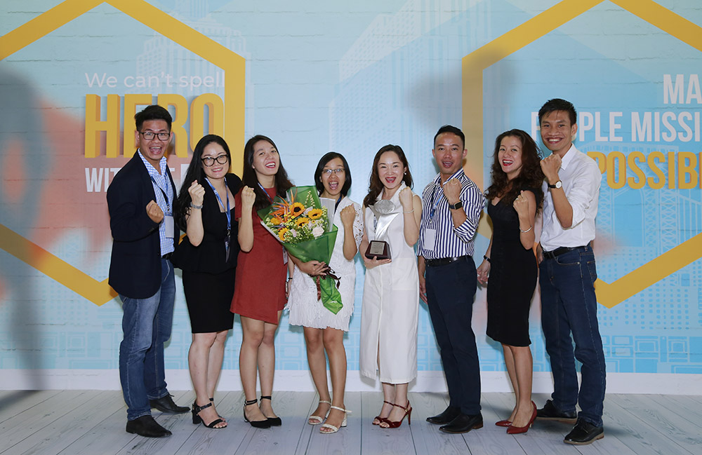 Các đại diện của Suntory PepsiCo Việt Nam cùng chụp hình lưu niệm tại lễ trao giải