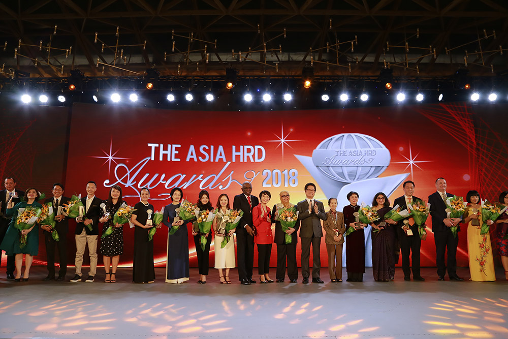 Đại diện các tổ chức và cá nhân được vinh danh với giải thưởng The Asia Human Resource Development 2018