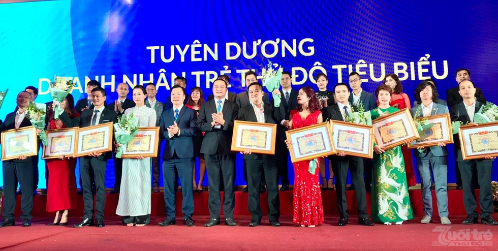 Đồng chí Nguyễn Ngọc Việt – Bí thư Thành đoàn, Chủ tich Hội LHTN Thành phố Hà Nội; Nguyễn Sĩ Trường, Chủ tịch Hội chữ thập đỏ Thành phố Hà Nội trao bằng khen cho 10 gương mặt doanh nhân trẻ Thăng Long.