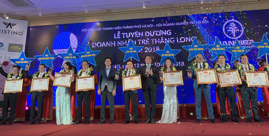 Đồng chí Nguyễn Ngọc Việt – Bí thư Thành đoàn, Chủ tich Hội LHTN Thành phố Hà Nội và đồng chí Lê Phụng Thắng – Chủ tịch Hội Doanh nghiệp trẻ Hà Nội trao bằng khen và cúp cho 10 gương mặt doanh nhân trẻ Thăng Long.