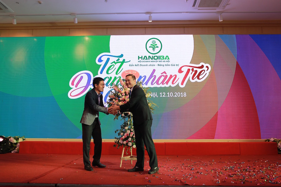Cũng trong dịp này, đồng chí Nguyễn Ngọc Việt – Bí thư Thành đoàn, Chủ tich Hội LHTN Thành phố Hà Nội trao tặng lẵng hoa tươi thắm cho đồng chí Lê Phụng Thắng – Chủ tịch Hội Doanh nghiệp trẻ Hà Nội nhân dịp kỷ niệm 14 năm ngày Doanh nhân Việt Nam (13/10/2004 - 13/10/2018).