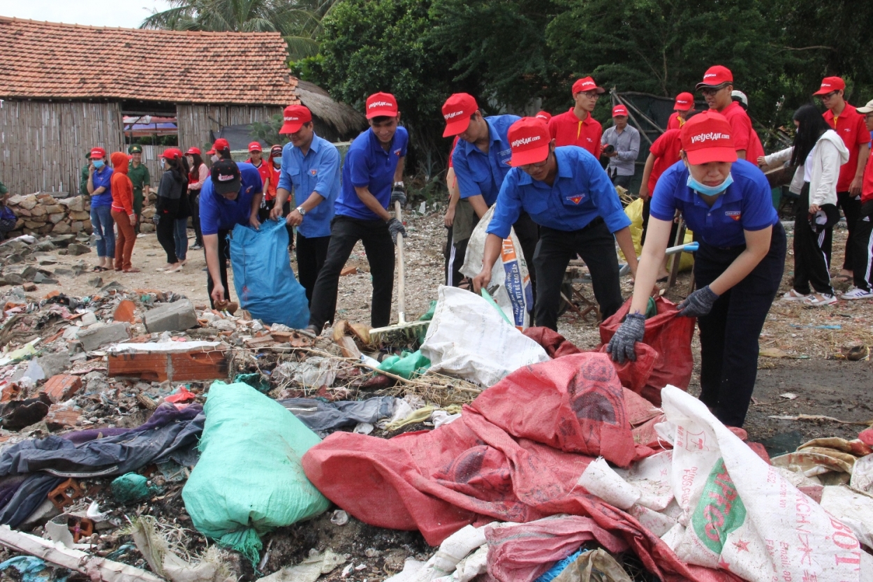 Đoàn viên, thanh niên tham gia dọn sạch rác tại bờ biển