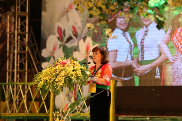 Phó Chủ tịch UBND Thị xã Nghĩa Lộ - bà Hoàng Thị Hồng Hạnh phát biểu khai mạc Tuần lễ văn hóa du lịch Mường Lò 2018.