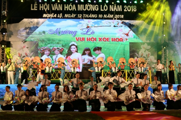 Nhiều tiết mục đặc sắc diễn ra trong đêm khai mạc Tuần văn hóa du lịch Mường Lò 2018.