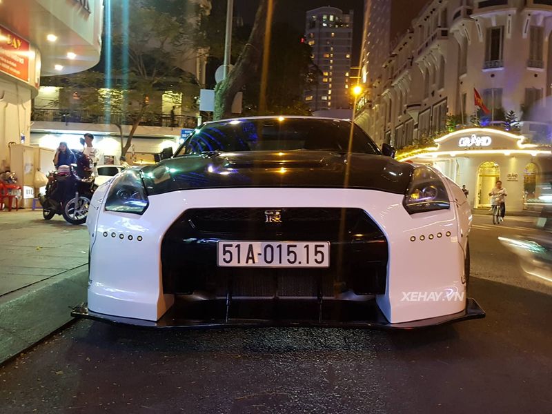 Nissan GT-R độ widebody theo phong cách Liberty Walk tái xuất đường phố Sài Gòn