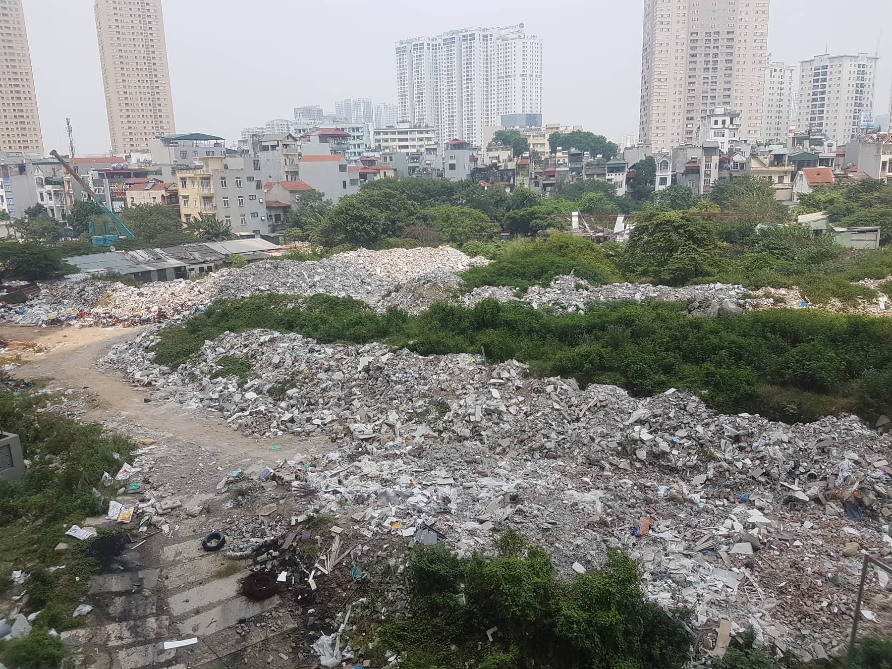 Núi rác thải hành hạ người dân, chính quyền phường Trung Văn kêu khó xử lý!