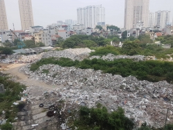 Núi rác thải hành hạ người dân, chính quyền phường Trung Văn kêu khó xử lý!