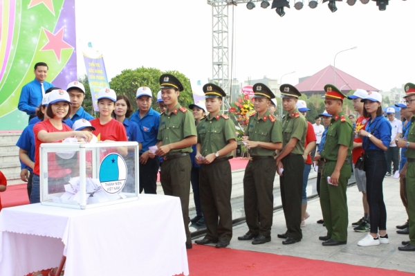 Các đại biểu tham dự chương trình quyên góp, ủng hộ thanh niên và người nghèo, người có hoàn cảnh khó khăn trên địa bàn tỉnh Bắc Giang