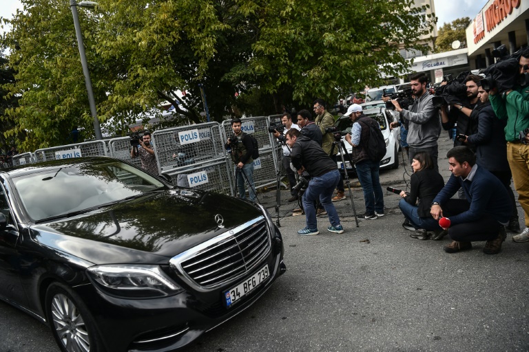 Các phóng viên, nhà báo túc trực suốt cả tuần vừa qua bên ngoài lãnh sự quán Saudi Arabia ở Istanbul (Ảnh: AFP)