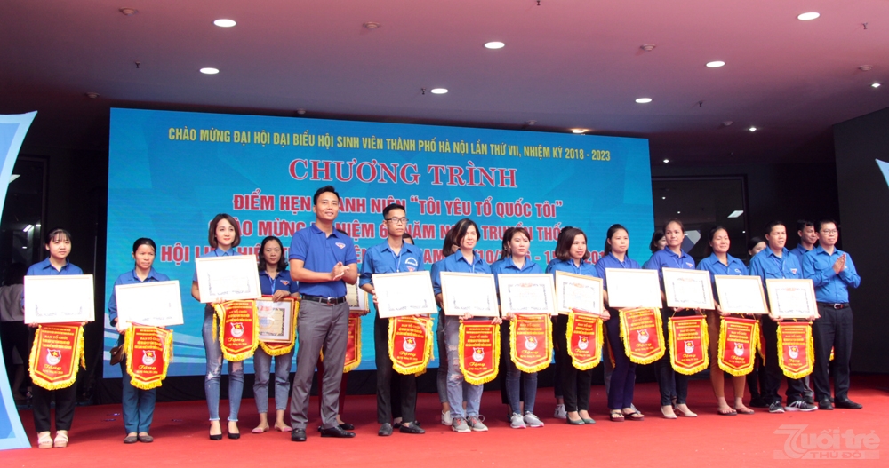 Đồng chí Nguyễn Đức Tiến, Phó Bí thư Thành đoàn Hà Nội, tặng bằng khen và cờ lưu niệm tới các đơn vị tham gia thi bàn tay vàng thanh niên làng nghề.