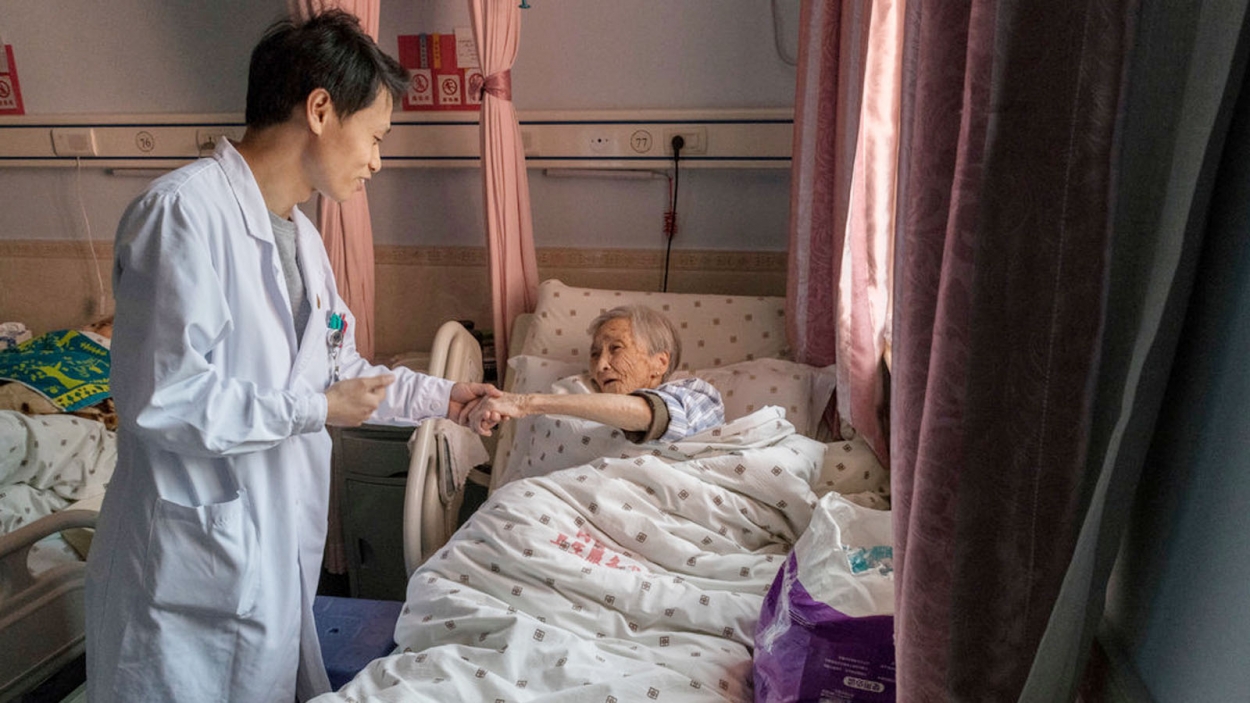 Một bác sĩ đa khoa Trung Quốc thăm khám cho bệnh nhân (Ảnh: The New York Times)