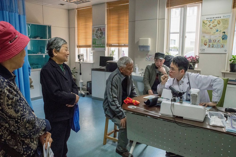 Hiện tại ở Trung Quốc, không có nhiều người muốn làm bác sĩ đa khoa (Ảnh: The New York Times)