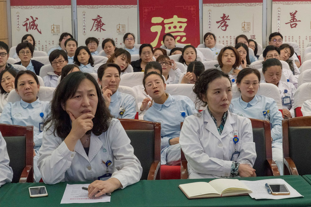 Một buổi đào tạo bác sĩ đa khoa tại Trung tâm Dịch vụ Y tế Cộng đồng Weifang ở Thượng Hải (Ảnh: The New York Times)