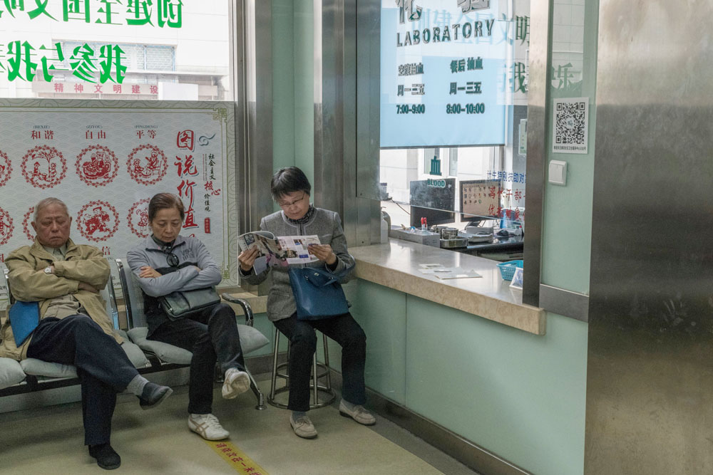 Các bệnh nhân ngồi chờ kết quả xét nghiệm tại phòng khám Weifang (Ảnh: The New York Times)