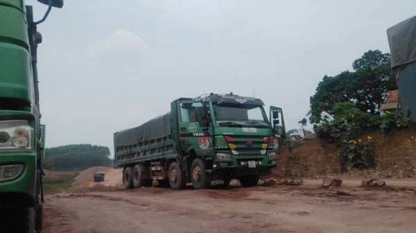 Lợi dụng việc thi công cao tốc, nhiều đối tượng đã ngang nhiên múc nhiều quả đồi và bán đất đi khắp nơi.