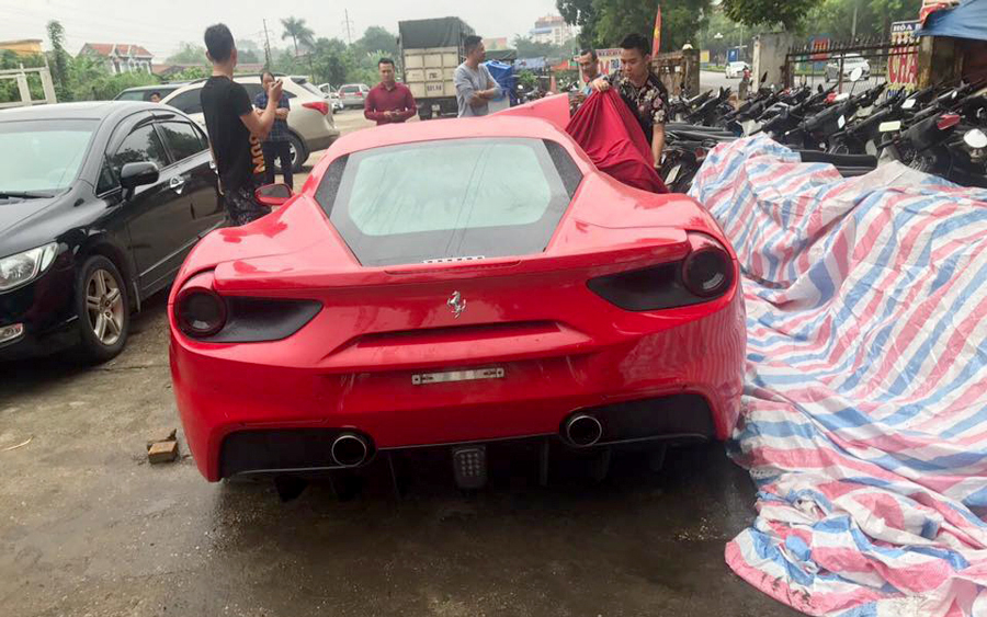 Siêu xe Farrary được kéo về bãi sau khi gặp nạn