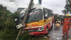 Tránh xe máy, xe buýt tông gãy đôi cột điện