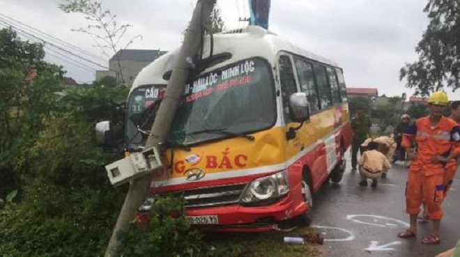 Tránh xe máy, xe buýt tông gãy đôi cột điện
