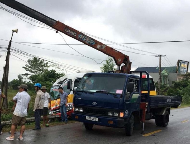 Ngành điện huyện Hậu Lộc điều xe cẩu đến hiện trường xử lý sự cố điện do xe buýt gây ra.