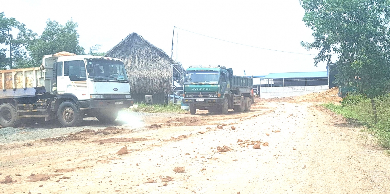 Xe tải, xe ben chở đất vào nhà xưởng của Công ty Anh Bình
