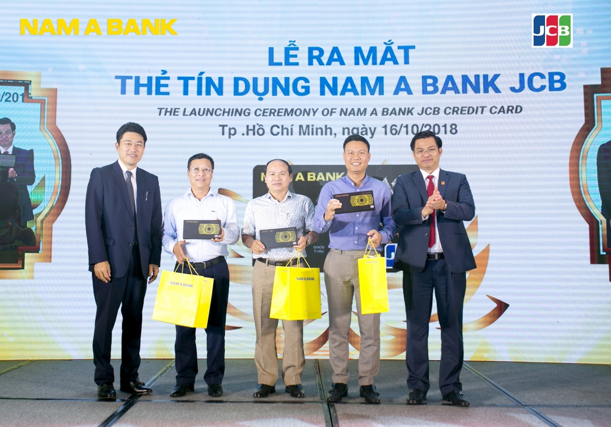 Những khách hàng đầu tiên được sở hữu chiếc thẻ tín dụng “quyền năng” Nam A Bank JCB Platinum