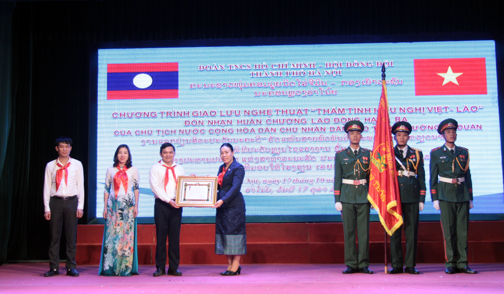 Trường Lê Duẩn đón nhận Huân chương Lao động hạng ba của Chủ tịch nước CHDCND Lào