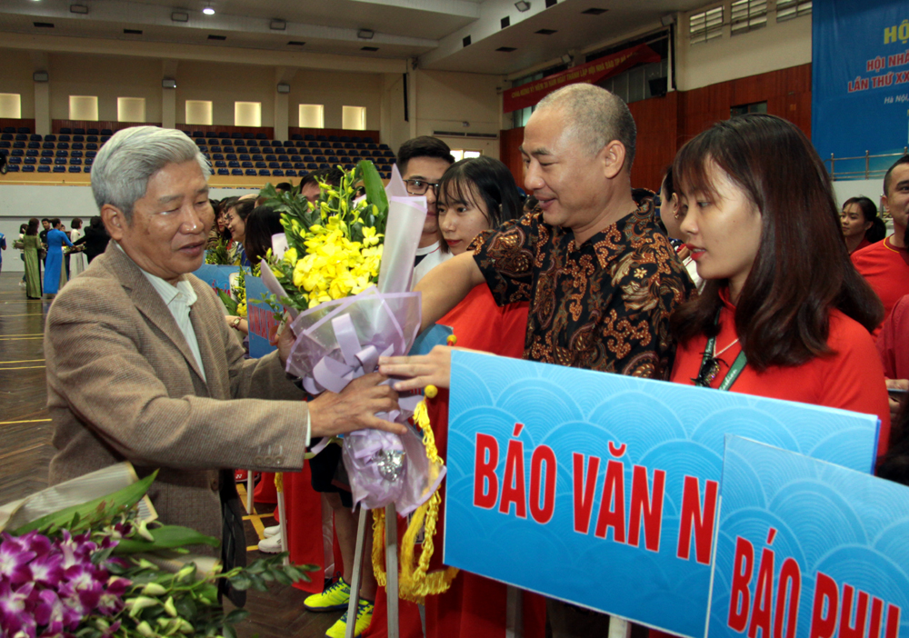 Các đồng chí lãnh đạo tặng hoa cho các đoàn vận động viên