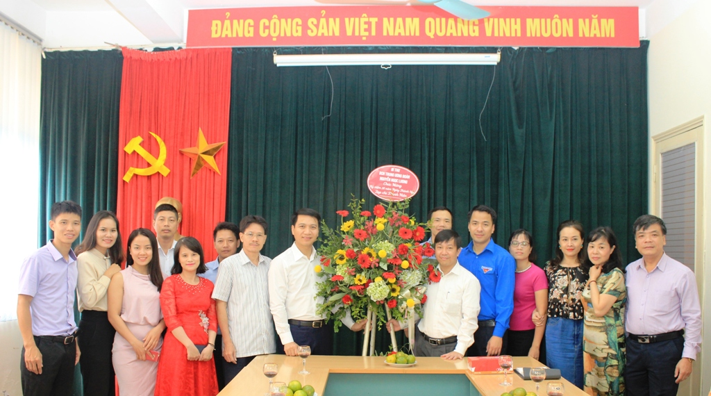 Đồng chí Nguyễn Ngọc Lương - Bí thư Ban chấp hành Trung ương Đoàn tặng hoa chúc mừng Tạp chí Thanh niên nhân dịp 56 năm ngày thành lập 15/10/2018.