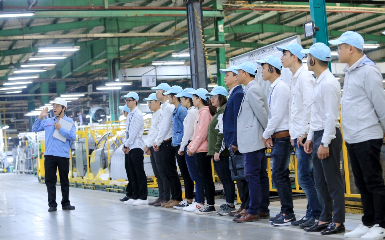 Các sinh viên nhận Học bổng Toyota năm 2018 thăm quan nhà máy TMV tại Vĩnh Phúc