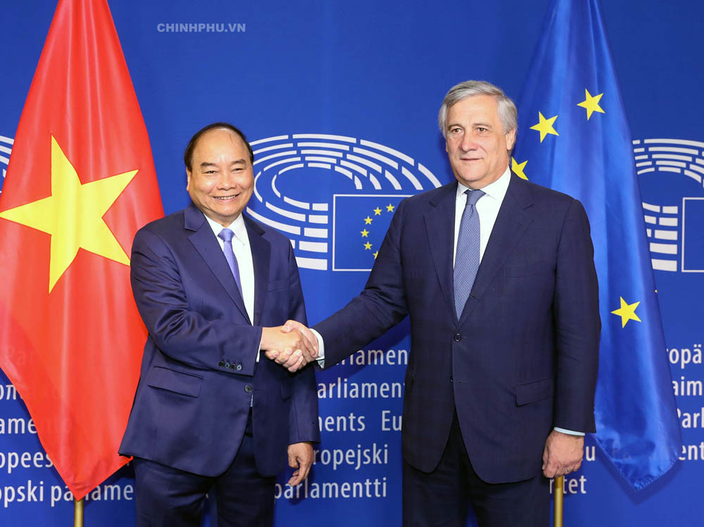 Thủ tướng Nguyễn Xuân Phúc tiếp ông Bernd Lange, Chủ tịch Ủy ban Thương mại quốc tế của Nghị viện châu Âu (Ảnh: VGP)